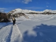 48 Ai Piani di Artavaggio con vista in alto su Zuccone Campelli a sx e Cima di Piazzo a dx